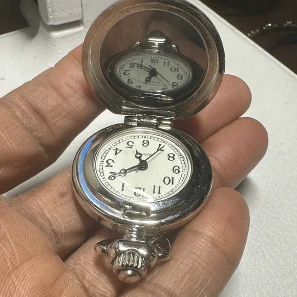 Avon vintage Silver and Black Watch with Crystals- one stone is missing - Picture 6 of 16